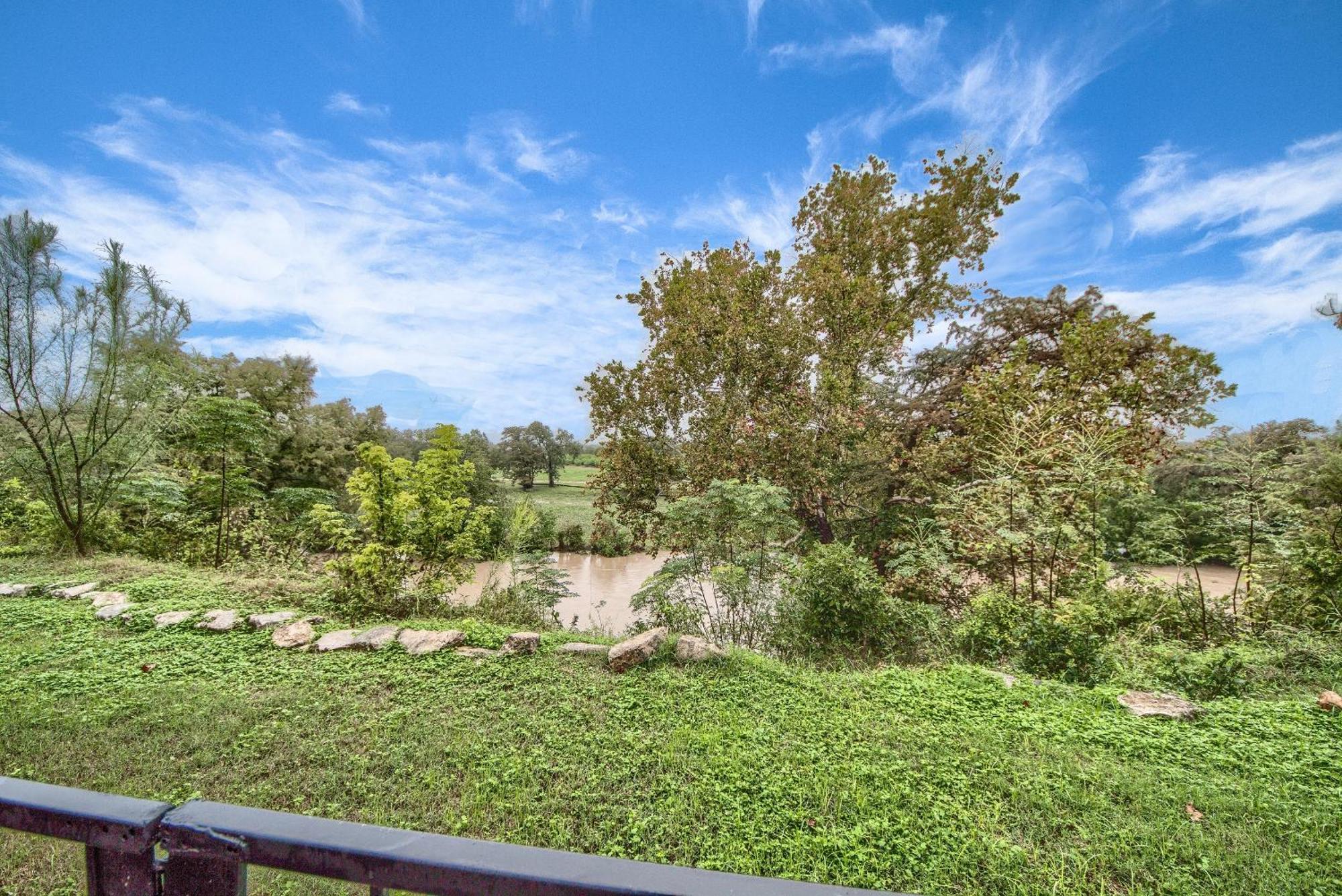 Ss 4B Riverside Condo Нью Браунфелс Экстерьер фото